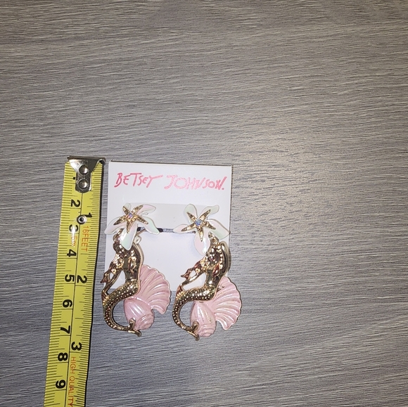 NEW Betsey Johnson Gold Tone Flower, Starfish, Mermaid & Seashell Drop Earrings - Picture 5 of 7
